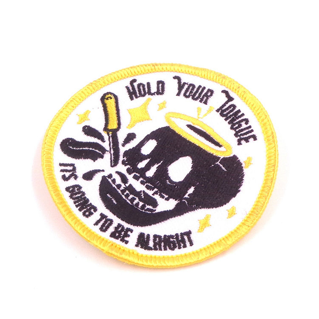 Distintivos bordados personalizados baratos da moda por atacado