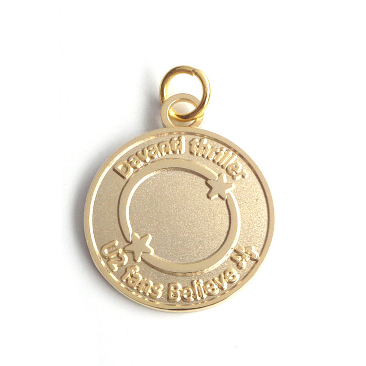 Etiquetas de logotipo de metal de marca de moda com logotipo personalizado HOT 2023