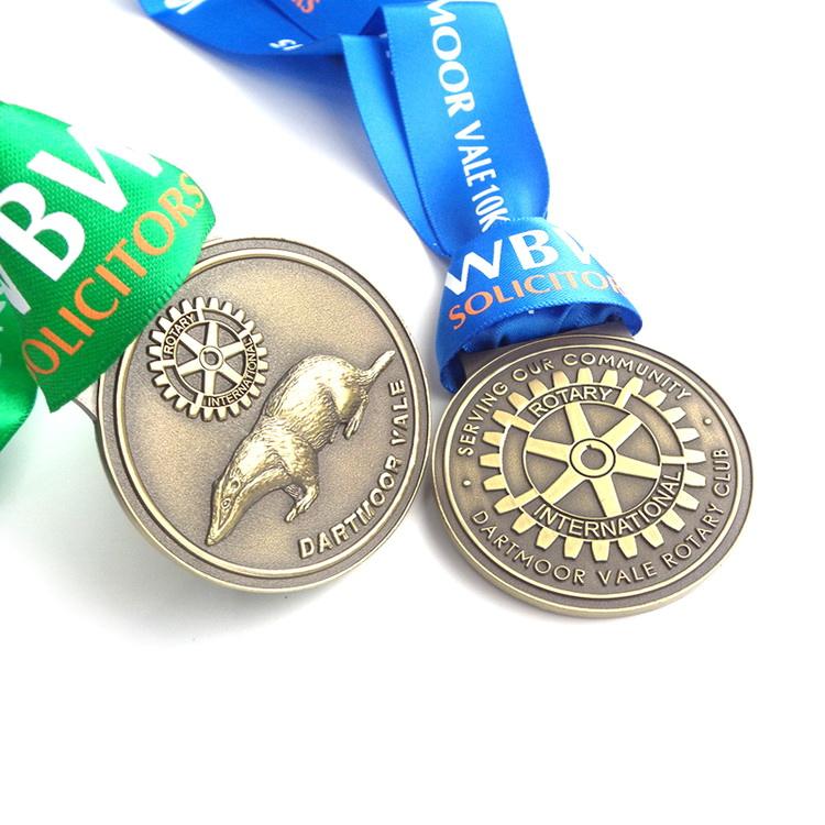 Venda direta da fábrica Metal Souvenir School Eagle Logo emblema ou medalha de sinal com cordão de fita