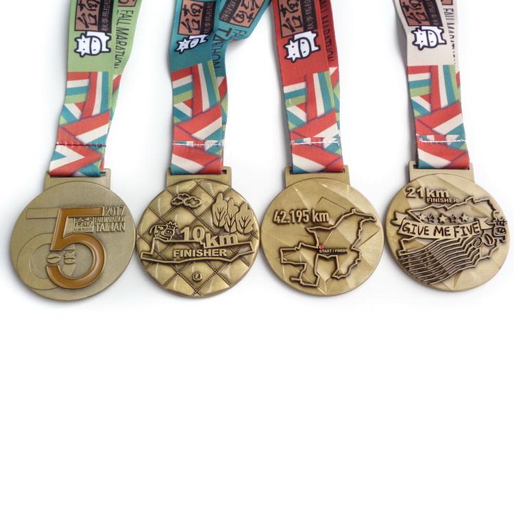 Medalha de carnaval colorida personalizada barata promocional com fita personalizada 3D logotipo duplo medalha de prêmio de futebol com fita La
