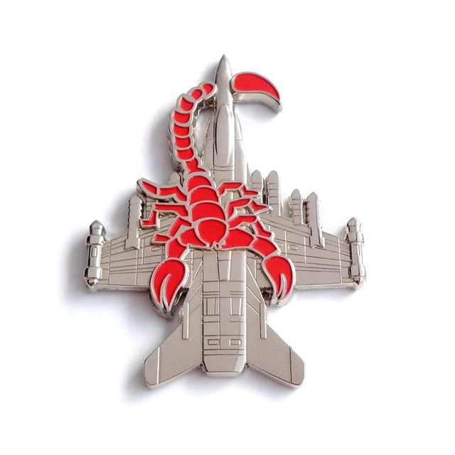 Alfinetes de esmalte rígido de fabricação OEM personalizado Alfinete de lapela com asas piloto macias