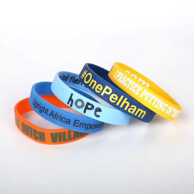 Pulseira de silicone para festival da moda de melhor qualidade personalizada com cruz de boa sorte