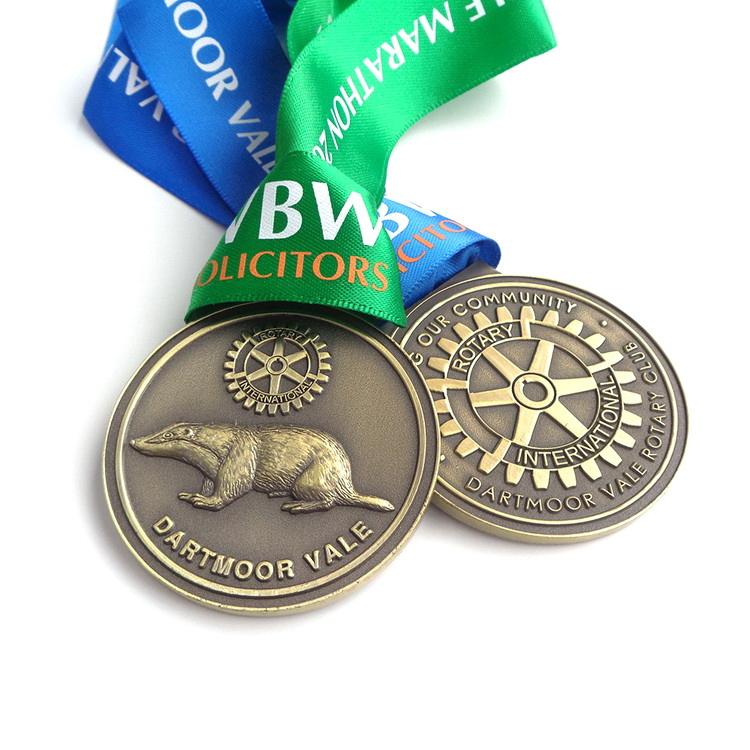Venda direta da fábrica Metal Souvenir School Eagle Logo emblema ou medalha de sinal com cordão de fita