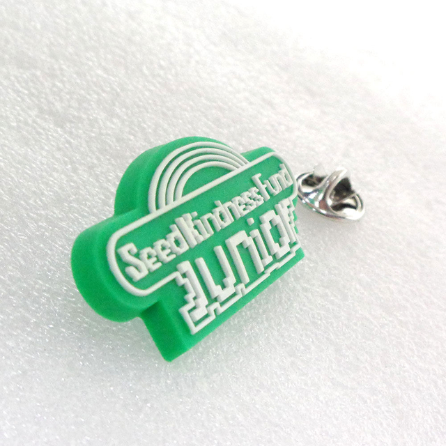 Distintivo de silicone macio barato personalizado OEM personalizado em massa