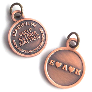 Etiquetas de metal pequenas personalizadas gravadas com logotipo personalizado de fábrica OEM para joias