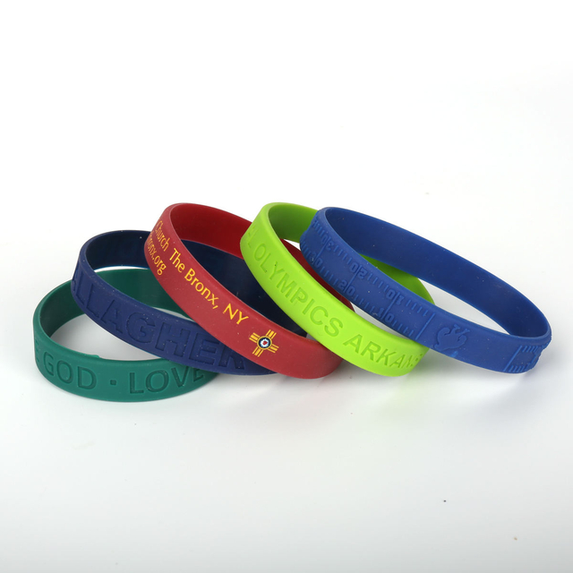 Pulseira de silicone de alta qualidade personalizada lisa para crianças esportivas motivacional em relevo para eventos