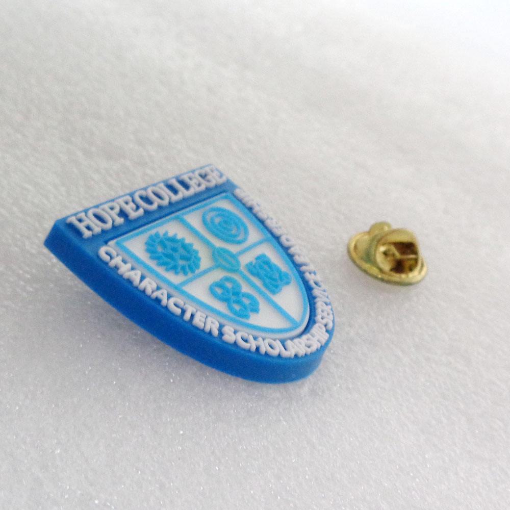 Alfinete de lapela de borracha com emblema escolar de design OEM em PVC macio com logotipo personalizado