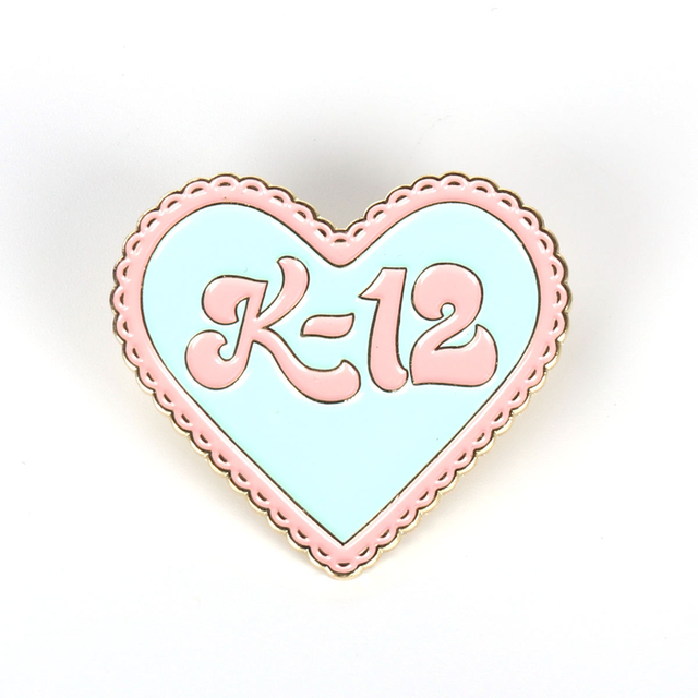 Alfinetes de esmalte duro de metal personalizado de fabricação OEM Pino de esmalte de lapela macia