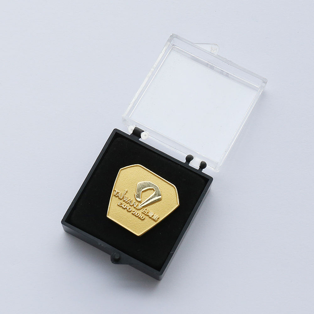 Alfinetes de lapela com distintivo de metal personalizados de alta qualidade podem ser usados ​​para roupas de arte popular