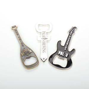 Design gratuito Fabricação de artesanato de metal Etiqueta de cachorro de ferro personalizada Guitarra abridor de garrafas