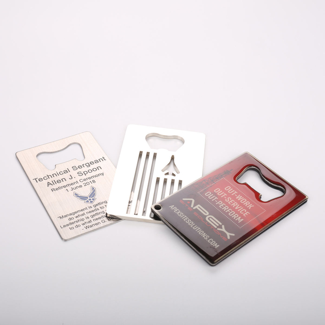 Atacado de fábrica personalizado multifuncional criativo cartão de liga de zinco abridor de garrafa de cerveja